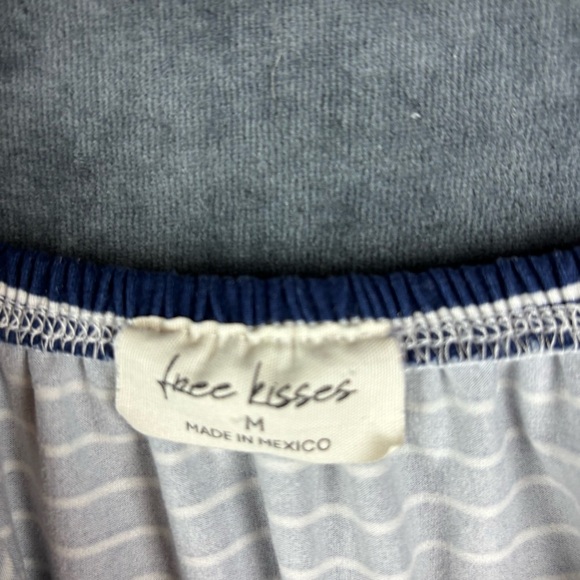 Free Kisses Blue and White Lace detail Short Sleeve Blouse Sz Med. - Picture 3 of 8